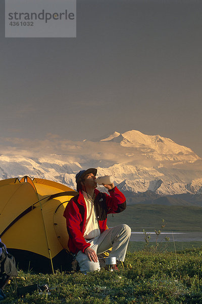 Backpacker von Zelt w/Mt McKinley Denali NP im AK Sommer