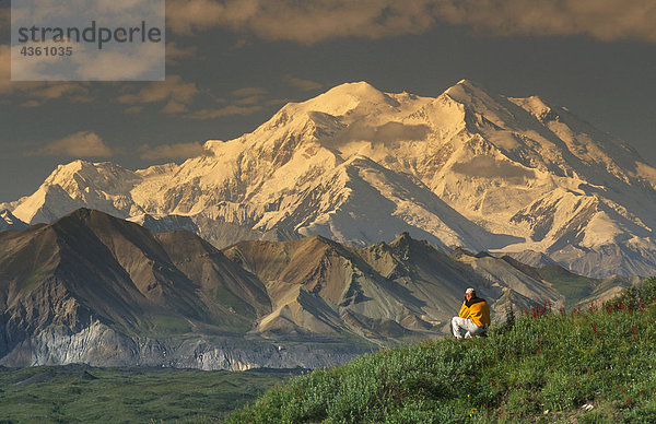 Man wandern auf Tundra w/Mt McKinley Denali NP im AK Sommer