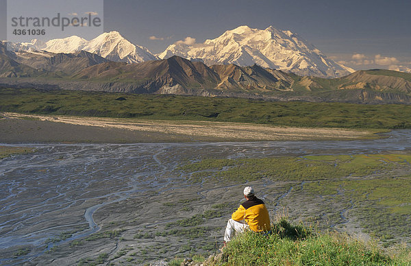 Man wandern auf Tundra w/Mt McKinley Denali NP im AK Sommer