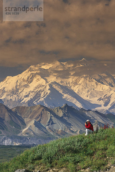 Man wandern auf Tundra w/Mt McKinley Denali NP im AK Sommer