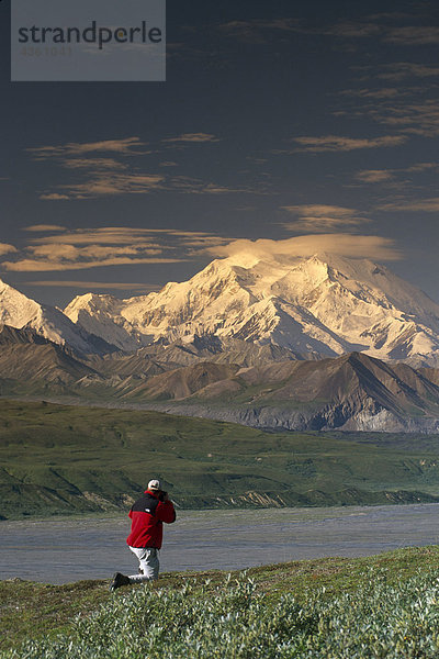 Man wandern auf Tundra w/Mt McKinley Denali NP im AK Sommer