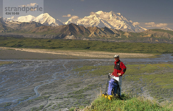 Man wandern auf Tundra w/Mt McKinley Denali NP im AK Sommer