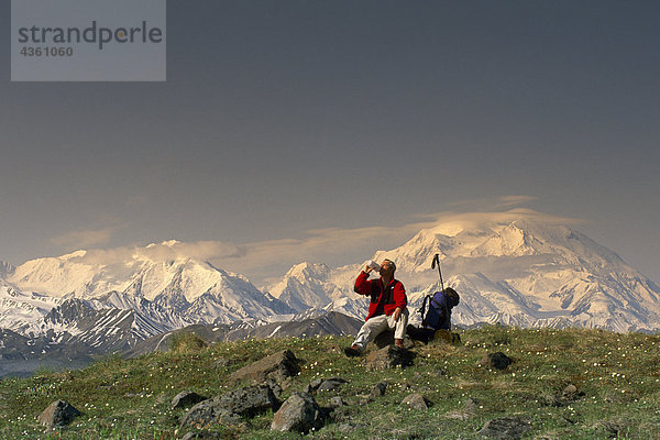 Man wandern auf Tundra w/Mt McKinley Denali NP im AK Sommer