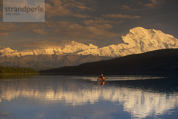 Kajakfahrer auf Wonder Lake w/Mt McKinley Denali NP im AK Sommer