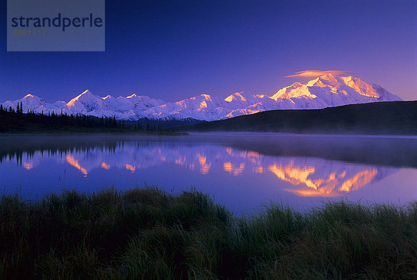Sonnenuntergang auf Mt.McKinley reflektieren in Wonder Lake im Denali-Nationalpark in Alaska.