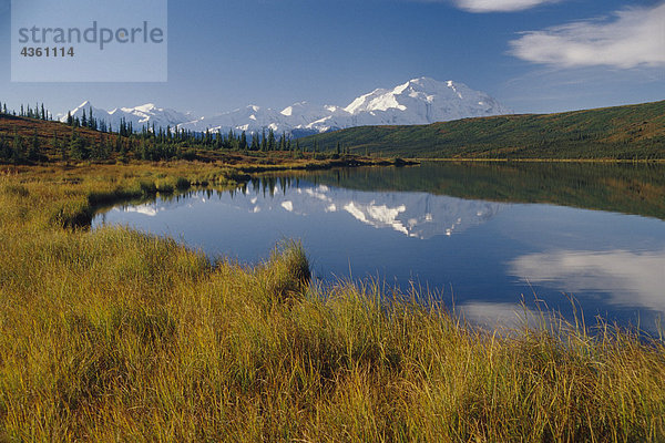 AK Bereich spiegelt sich in Wonder Lake AK im Herbst Denali NP