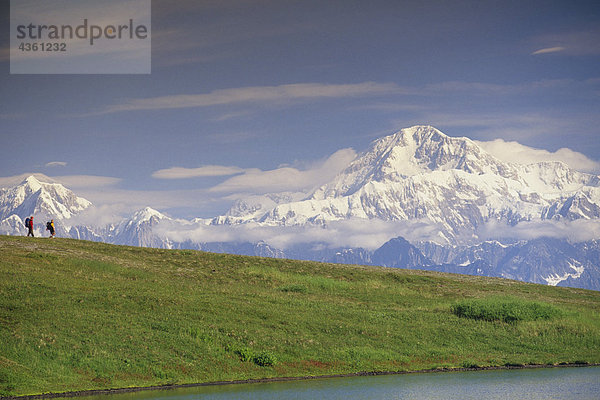 Wanderer auf Tundra im Denali State Park SC Alaska Sommer w/Mt McKinley Hintergrund