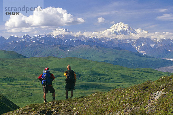 Wanderer auf Tundra im Denali State Park SC Alaska Sommer w/Mt McKinley Hintergrund