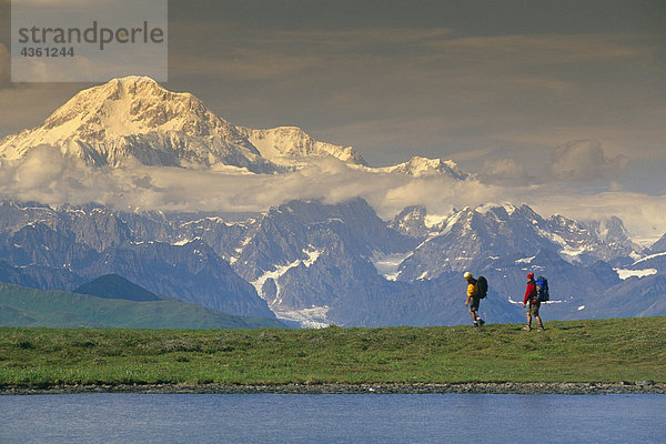 Wanderer auf Tundra im Denali State Park SC Alaska Sommer w/Mt McKinley Hintergrund