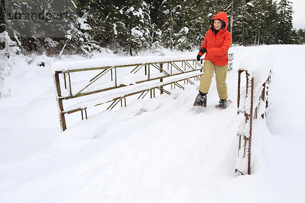 Frau  die entlang der freiwilligen Trail während Schneeschuhwandern  Wrangell Island  südöstlichen Alaska  Winter