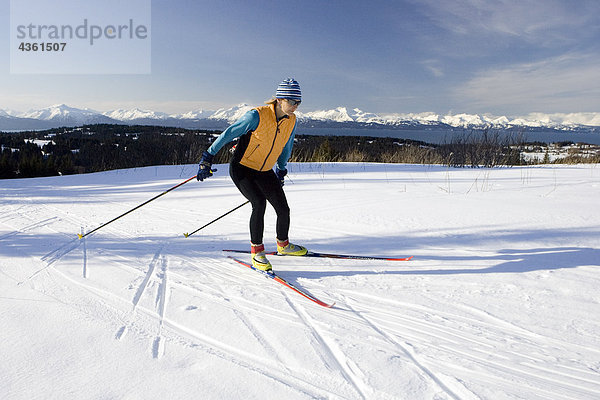 Frau nordischen Skifahren bei Baycrest Ski Routen Homer Kenai-Halbinsel in Alaska