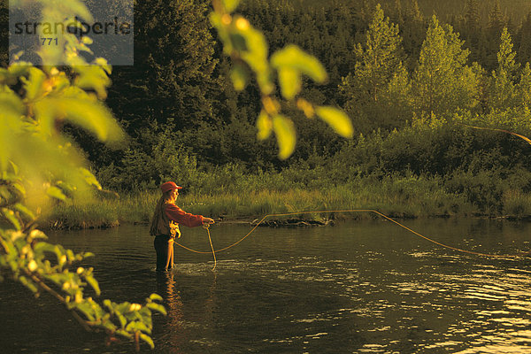 Frau Fliegenfischen auf Fluss SC Alaska