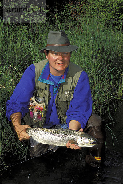 Fliegenfischer hält Regenbogenforelle Kenai River SC AK Cooper Landung Sommer portrait