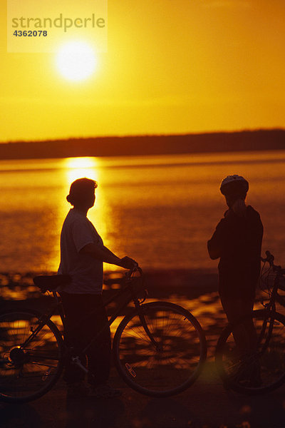 Radfahrer Cook Inlet bei Sonnenuntergang Anchorage AK anzeigen