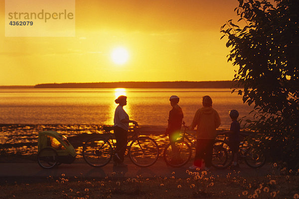 Radfahrer Cook Inlet bei Sonnenuntergang Anchorage AK anzeigen