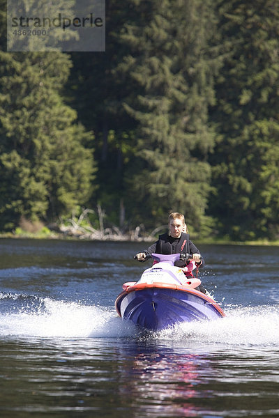 14 Jahre alten Jungen fahren einen Jetski Auke See nördlich von Alaska Juneau Sommer