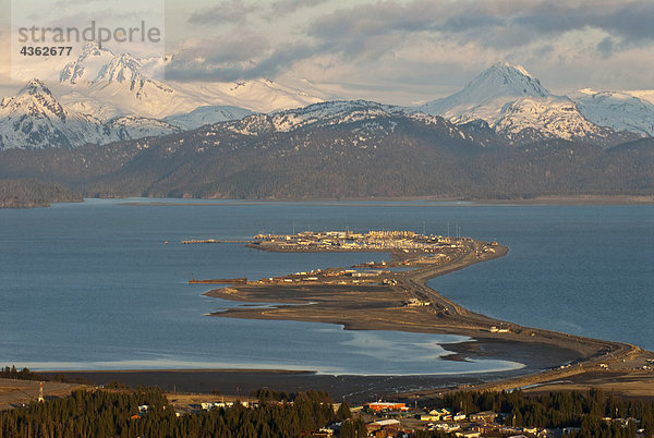 Ansicht des Homer Spit  Kenai Mountains und Kachemak Bay bei Sonnenuntergang  Kenai-Halbinsel in South Central Alaska  Frühling