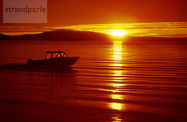 Kleines Boot bei Sonnenuntergang in Kotzebue-Sund Alaska
