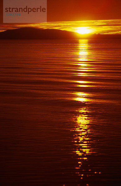 Kleines Boot bei Sonnenuntergang in Kotzebue-Sund Alaska