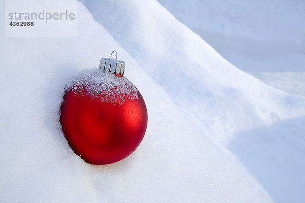 Winter bedecken Frische Decke 02 Position Weihnachtsbaum Tannenbaum Schneewehe rot Ball Spielzeug Schnee