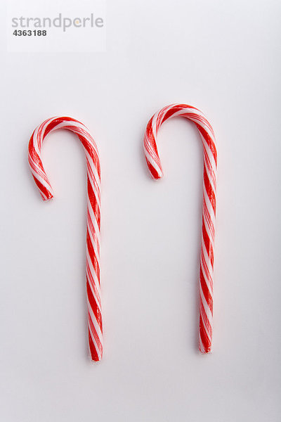 Zwei entfernt Weihnachten candy Canes auf weißem Hintergrund Studio Portrait