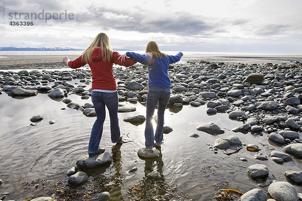 Zwei junge Frauen Fuß über Felsen am Bishop's Beach in Homer  Alaska