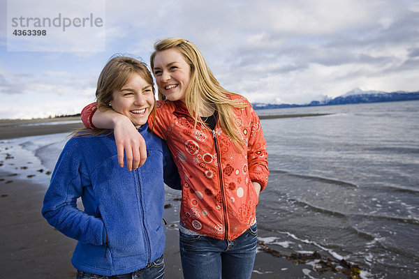 Zwei junge Frauen gehen Arm in Arm an der Bishop's Beach in Homer  Alaska