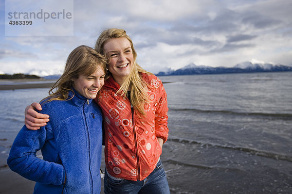 Zwei junge Frauen gehen Arm in Arm an der Bishop's Beach in Homer  Alaska