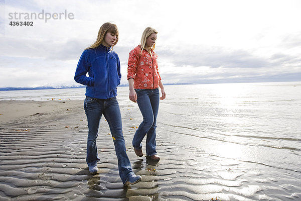 Zwei junge Frauen Fuß entlang des Bischofs Strand in Homer  Alaska