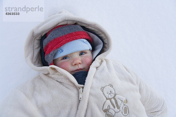 Closeup Portrait von Kleinkind Mädchen mit rosigen Wangen gekleidet für kaltes Wetter South Central Alaska