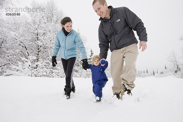 Einige dauern jungen Sohn für eine outdoor Spaziergang im Winter in Pedro Bay  Alaska.