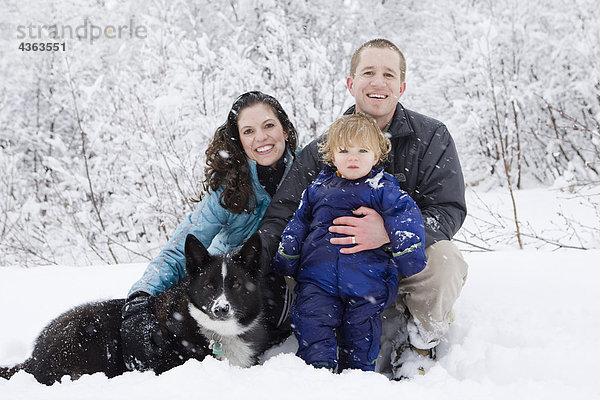 Junge Familie Pose für Portrait bei einem Spaziergang im Freien im Winter in Pedro Bay  Alaska.