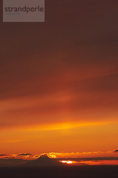 St. Augustine silhouetted @ Sonnenuntergang über Cook Inlet von Homer Alaska Frühling