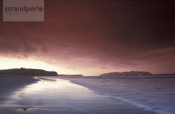 Sunset Over Strand von Pasagshak Bay Kodiak ist
