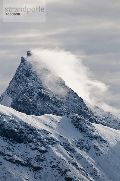 Neuschnee weht vom Gipfel des Mount Doonerak in in Gates of the Arctic-Nationalpark und Schutzgebiet  arktische Alaska  Sommer