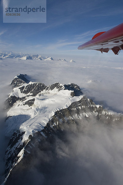 Luftbild von der Alaskakette im Sommer eine Turbo DeHavilland Otter