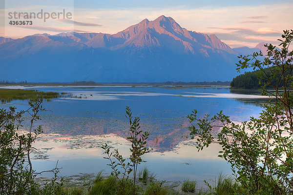 Sonnenaufgangs-Wanderung auf Pionier Peak mit Jim See im Vordergrund  South Central Alaska  HDR-Bild