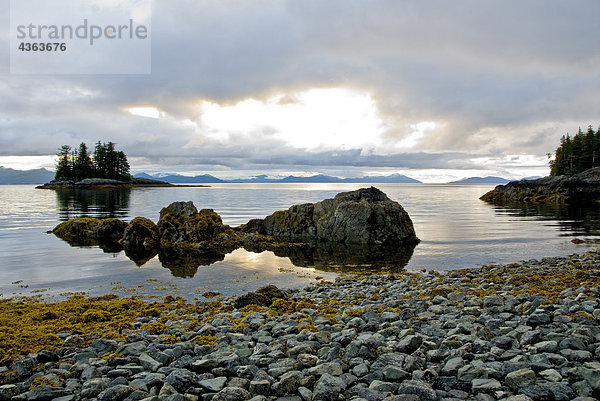 Blick auf den Sonnenuntergang über Prince William Sound in Lower Hering Bay off nördlichen Ende des Knight Island  South Central Alaska  Sommer