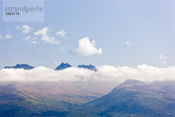 Kleinen Flugzeug fliegen an der Chugach Mountains in Anchorage im Herbst in South Central Alaska