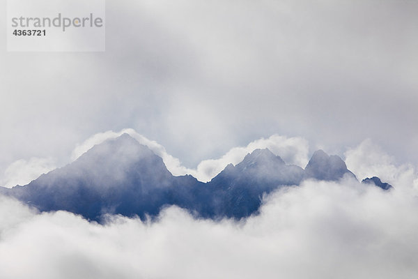 Die Spitze der Twin Sisters Gipfel gesehen durch die Wolken  Palmer  South Central Alaska.