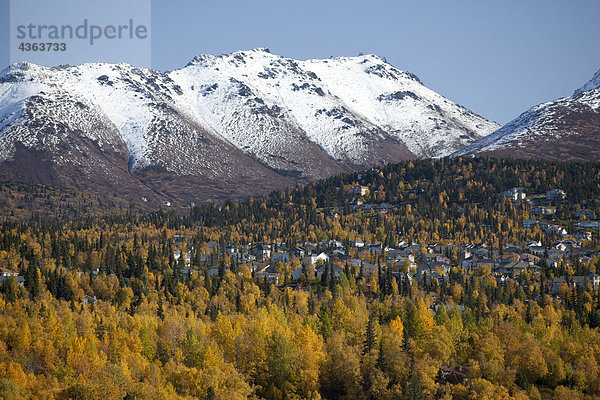 Landschaftlich schön landschaftlich reizvoll Berg Hügel Schneedecke Hintergrund Herbst Nachbarschaft Ansicht