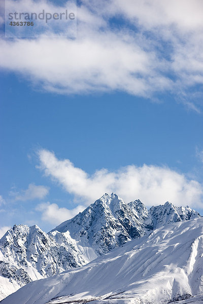 Blick auf der Nordseite der Chugach Mountains entlang der Glenn Highway im Winter in South Central Alaska