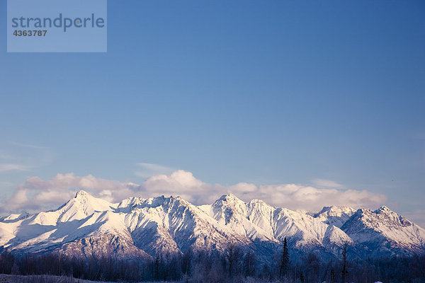 Szenische Ansicht der Chugach Mountains östlich von Palmer während des Winters in South Central Alaska