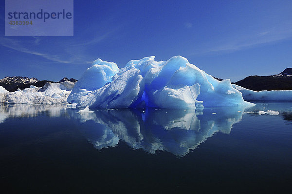 Blau eisberg vom Columbia-Gletscher spiegelt im Prince William Sound  Alaska