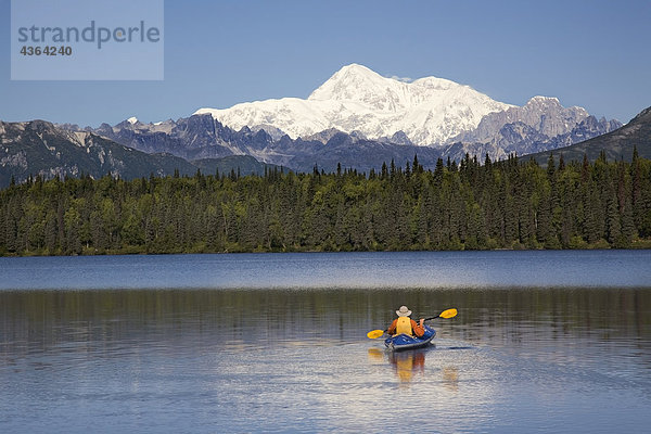 Mann Sommer See Hintergrund paddeln Kajak Denali Nationalpark Mount McKinley August
