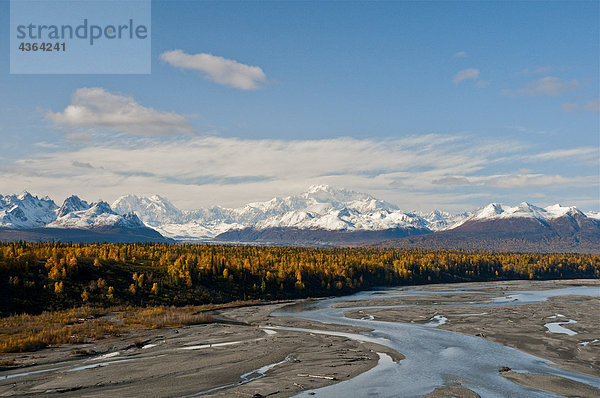 Southside Blick auf Mount McKinley und Mt. Hunter (L) mit dem Chulitna River im Vordergrund an einem sonnigen Tag  der Denali State Park  South Central Alaska  Herbst