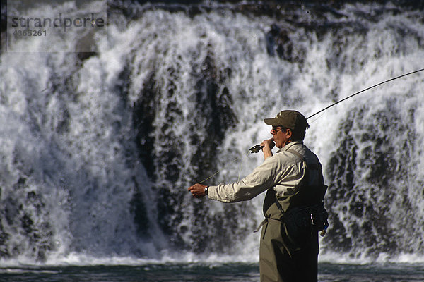 Mann fliegenfischend an Wasserfall Huemules Fluss Chile