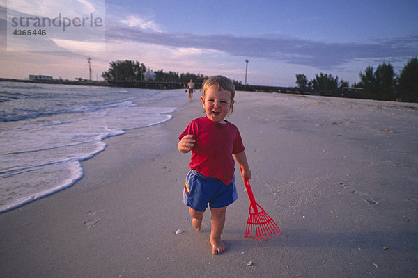 Young Boy Wandern am Strand USA