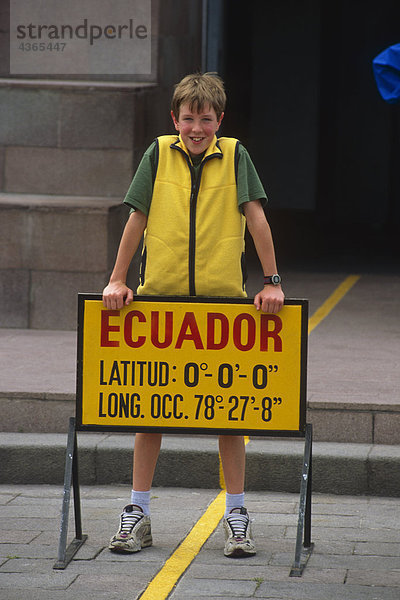 Boy stehen über den Äquator Krankheitszeichen Ecuador