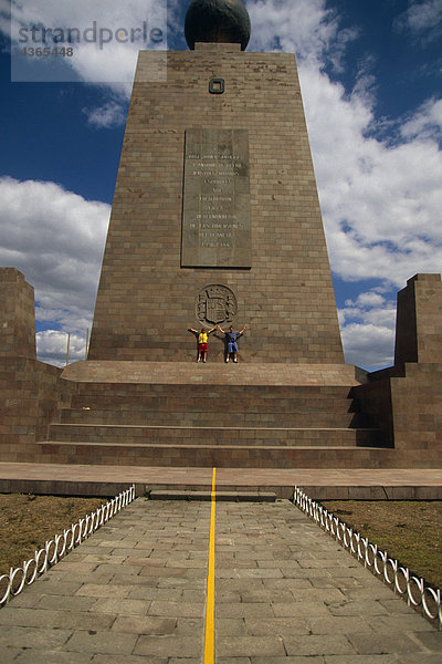 Menschen posiert am Äquator Denkmal Ecuador